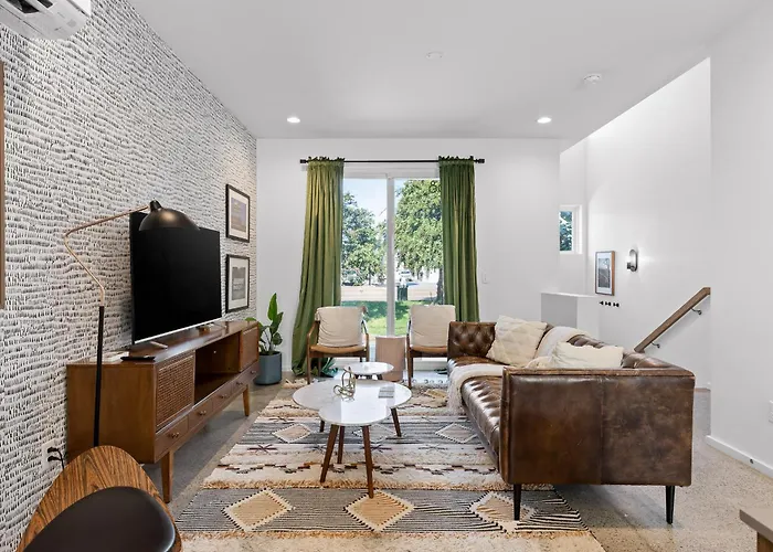 South Side Modern - Downtown Living - Amazing Location