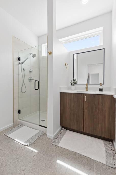 South Side Modern - Downtown Living - Amazing Location Casa de Férias