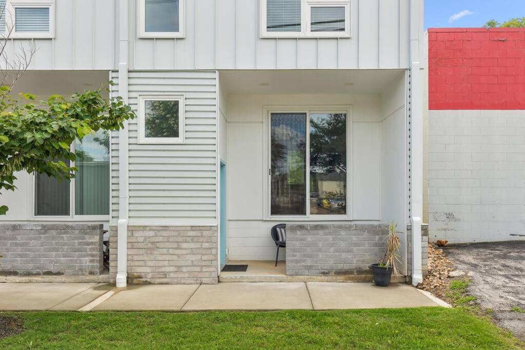 South Side Modern - Downtown Living - Amazing Location Casa de Férias